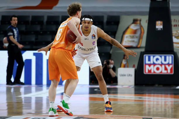 在中场控制 在中场控制